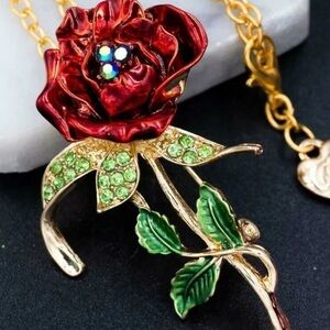 BETSEY JOHNSON ALLOY AND ENAMAL RED RHINESTONE FLOWER BROOCH & NECKLACE